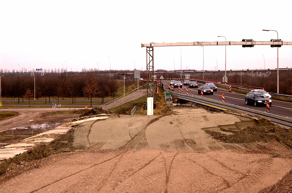 20081225-141138.jpg - De twee uitvoegstroken naar de parallelbaan (op de foto aan de linkerzijde) beginnen direct na het viaduct over de Boschdijk. Diverse obstakels staan daarvoor nog in de weg.  week 200846 