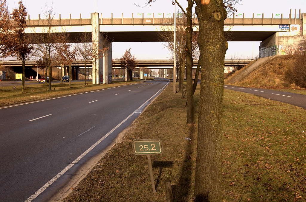 20090124-105752.jpg - Langs de voormalige N2 tussen Best en Eindhoven zijn alle oude hectometerbordjes verwijderd. Aan de Boschdijk bij kp. Ekkersweijer heeft men er een aantal laten staan. Terugtellend zou de waarde "0,0" terechtkomen op het Wilhelminaplein in 's Hertogenbosch. Op de topografische kaart van 1840 vinden we getallen die hiermee overeenstemmen. Zou het de originele kilometrering van de straatweg 's Hertogenbosch-Luik zijn? Op de N69 gaat het trouwens gewoon verder met deze reeks, ongeveer bij km 35.