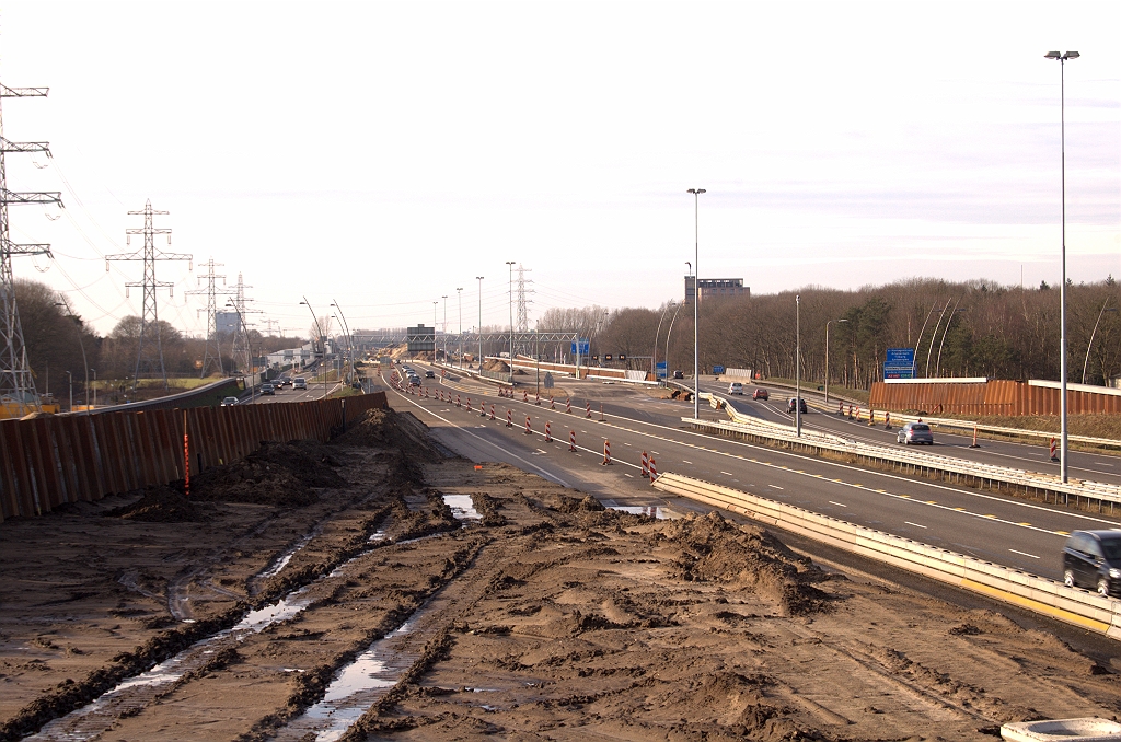 20090125-133554.jpg - Zo te zien wordt met de omlegging van het A67 verkeer in de richting Venlo net genoeg ruimte gecreeerd om de nieuwe A2 hoofdrijbaan in de richting Maastricht aan te sluiten op de "zuidas".  week 200901 