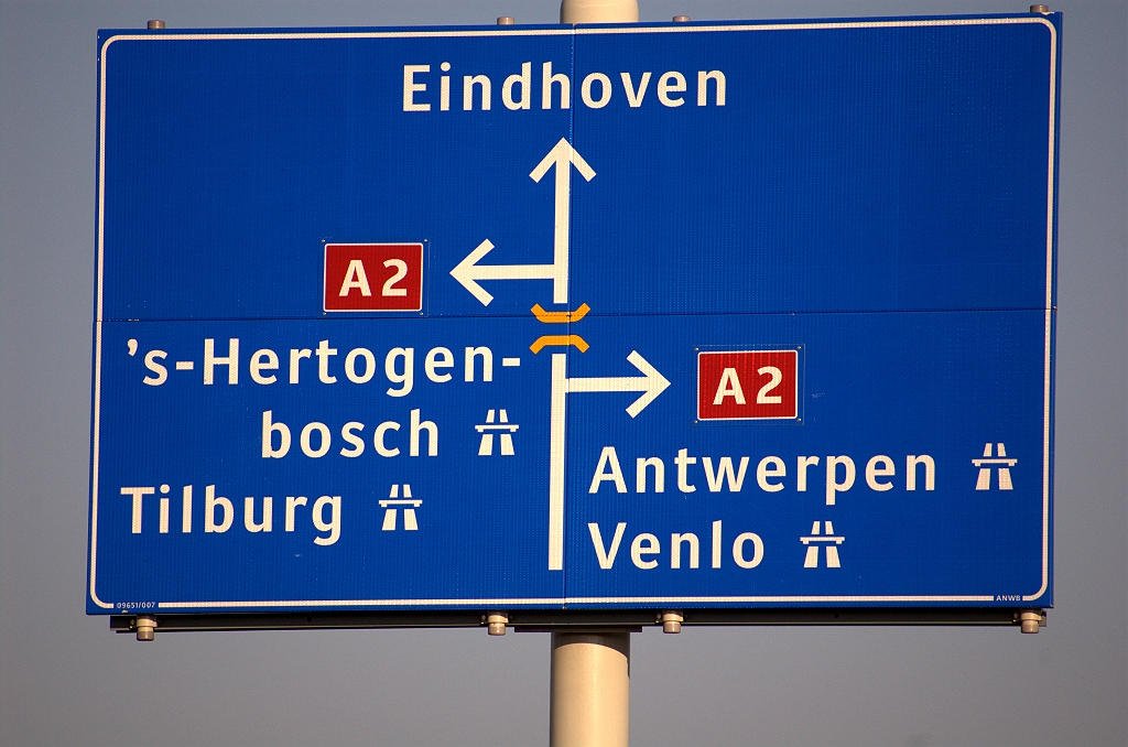 20090130-143737.jpg - Zelfs niet op dit nieuwe bord dat werd geplaatst na de verhaarlemmermeering van de aansluiting Veldhoven-zuid. We waren nog wel zo benieuwd wat er zich onder de gepopnagelde schildjes zou bevinden.
