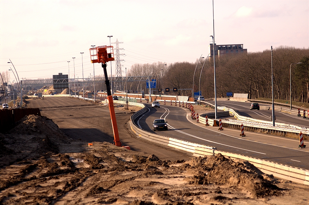 20090201-135646.jpg - Nieuwe fasering voor het verkeer richting Venlo over een nieuw stukje noordelijke hoofdrijbaan. Dat is uiteraard noodzakelijk om het oude viaduct Roostenlaan te kunnen slopen.  week 200904 