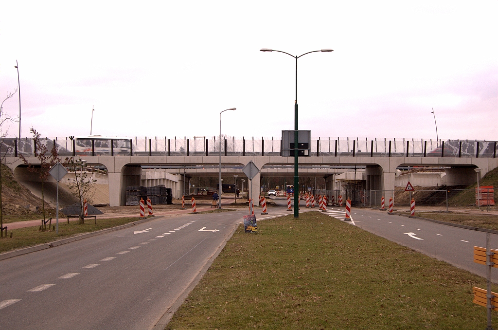20090309-165803.jpg - De prof. Holstlaan is aan Eindhovense zijde 2x2. Bij de nieuwe viaducten is duidelijk rekening gehouden met een eventuele doortrekking van dat 2x2 profiel aan Waalrese kant, mogelijk in verband met uitbreiding van de High Tech Campus aan de zuidzijde van de A2/A67.