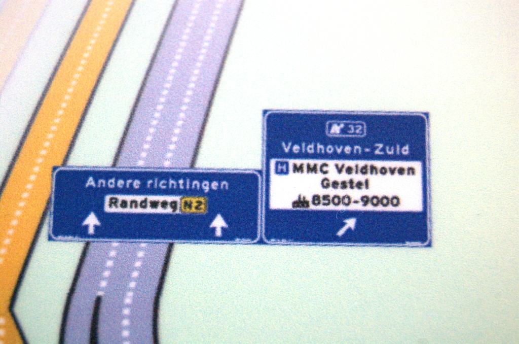 20090704-140645.bmp - De reiziger vanuit de richting Antwerpen met de bestemming Veldhoven zuid, die na de vorige twee beslismomenten nog steeds op koers is, heeft opnieuw geen tijd om te twijfelen en moet rap van rijstrook 3 naar rijstrook 1 opschuiven. Met goede bewegwijzering en 80 km/uur valt dat hopelijk wel mee. In vergelijking met  de vorige nieuwe borden  zien we onder meer dat er bedrijventerreinnummers zijn bijgekomen, maar de vooraankondiging van de volgende afrit is vervallen.
