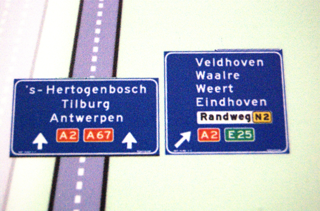 20090704-140859.bmp - Hier wel "Eindhoven" op het beslismoment hoofd/parallelrijbaan, maar navraag leerde dat het bord niet klopt en niet zal worden opgehangen. De agglomeratieborden moeten de weggebruiker duidelijk maken dat voor Eindhovense bestemmingen de parallelrijbaan moet worden gekozen, ook al staan ze ver verwijderd van de divergentiepunten.