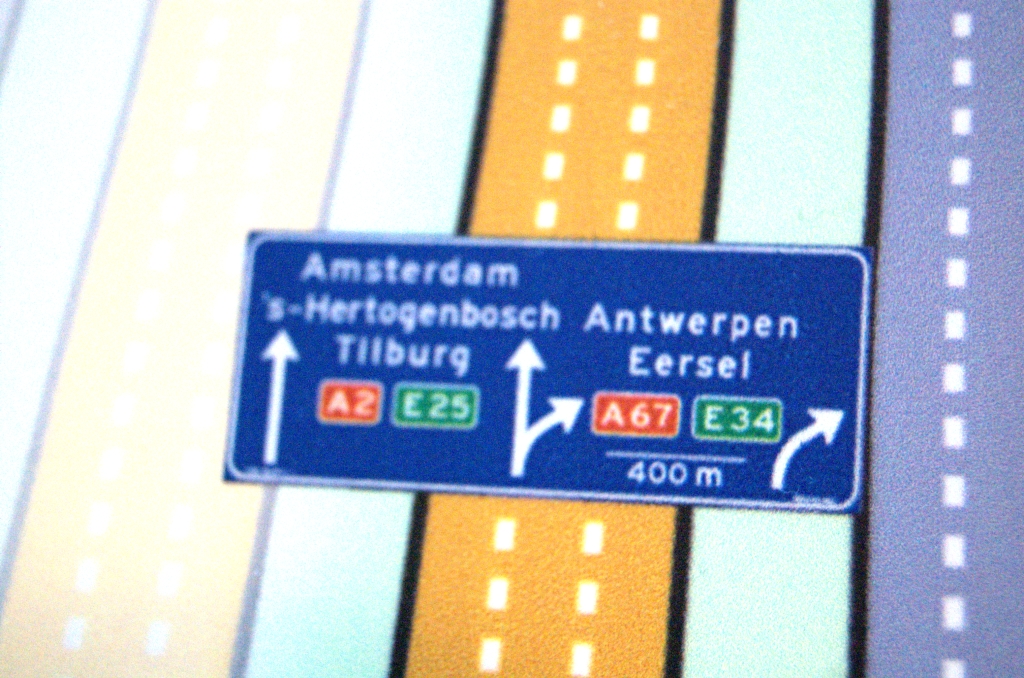 20090704-141234.bmp - De vroegere A2 TOTSO vervalt hier, zodat voor de richting Antwerpen moet worden uitgevoegd. Hopelijk helpt de nieuwe bewegwijzering de weggebruiker bij de confrontatie met de nieuwe situatie.