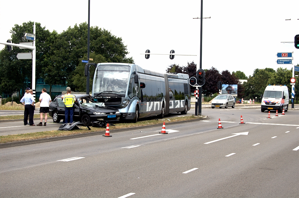20090705-153457.bmp - In de aansluiting Veldhoven heeft een Phileas lijnbus een taxi geraakt op de busbaan. Er vielen twee gewonden.
