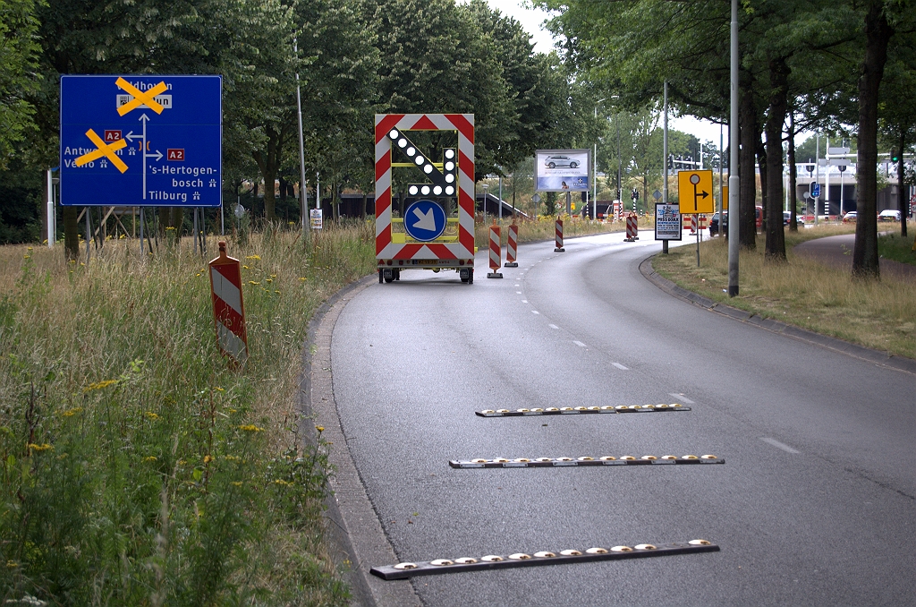 20090705-154804.bmp - Weekendafsluitingen in de aansluiting Veldhoven-zuid. Af- en toerit aan Eindhovense zijde zijn nog open, de andere relaties, waaronder Eindhoven-Veldhoven v.v., zijn dicht.