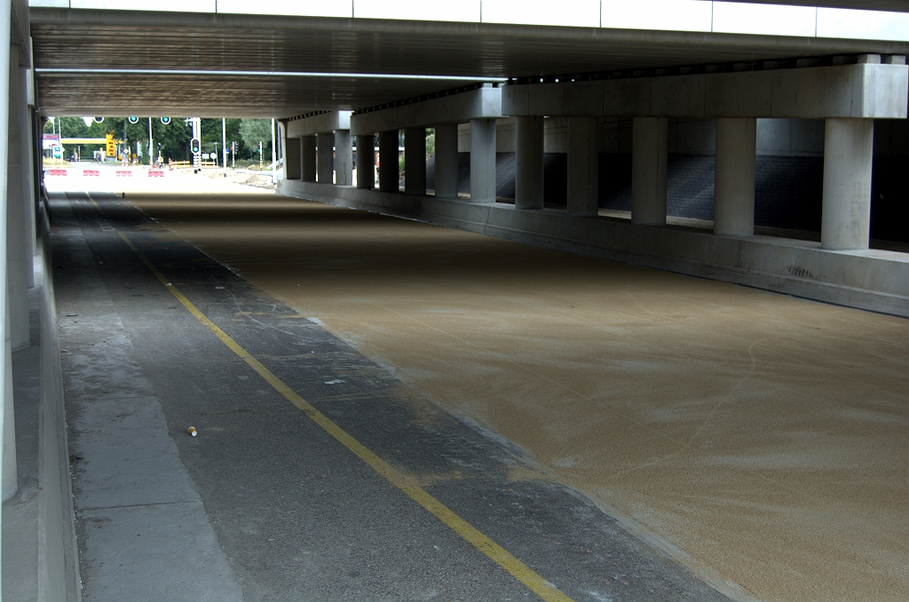 20090705-155613.bmp - Eveneens beton dan wel SMA over de gehele lengte van de rijbaan in de richting Eindhoven onder KW 16. In de andere aansluitingen zien we "gewoon" asfalt. Links is een strook asfalt blijven liggen, dat wellicht voor de te handhaven busstrook bestemd is.