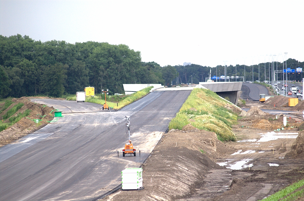 20090712-144101.bmp - Meer nieuw asfalt op de A2 in de richting Amsterdam (tegen de rijrichting) en de daarop invoegende parallelrijbaan.  week 200926 