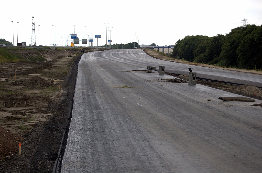 20090712-144900.bmp - En het gaat maar door met nieuw asfalt, hier tussen KW 4C en het spoorviaduct (KW 3).  week 200926 