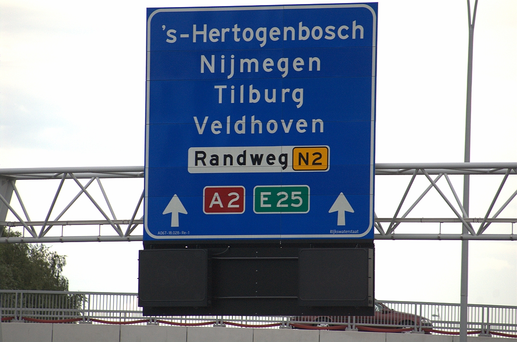 20090721-173346.bmp - Vroeger was het voor de richting 's Hertogenbosch rechts uitvoegen en een krappe klaverlus in. Dadelijk is het de rechtdoorgaande richting.