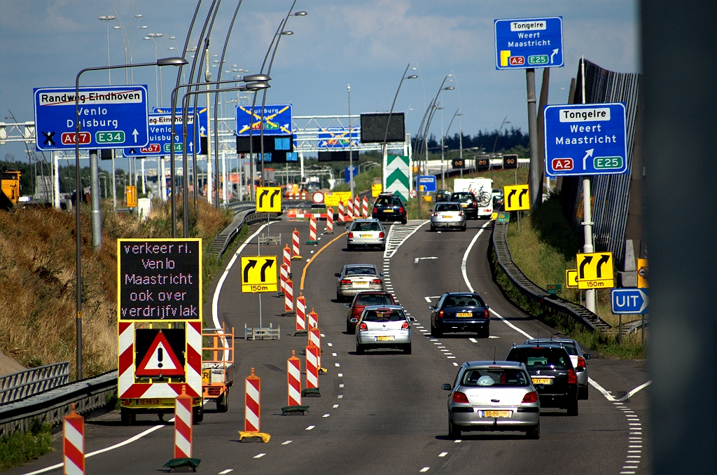 20090725-174420.bmp - 24-26 juli 2009 was het afsluitweekend van de A67 in de richting Venlo in kp. Leenderheide. Het verkeer werd over de rotonde geleid. Het bordenwoud in de aansluiting Waalre is daartoe uitgebreid met een aantal gele borden en een tekstkar.