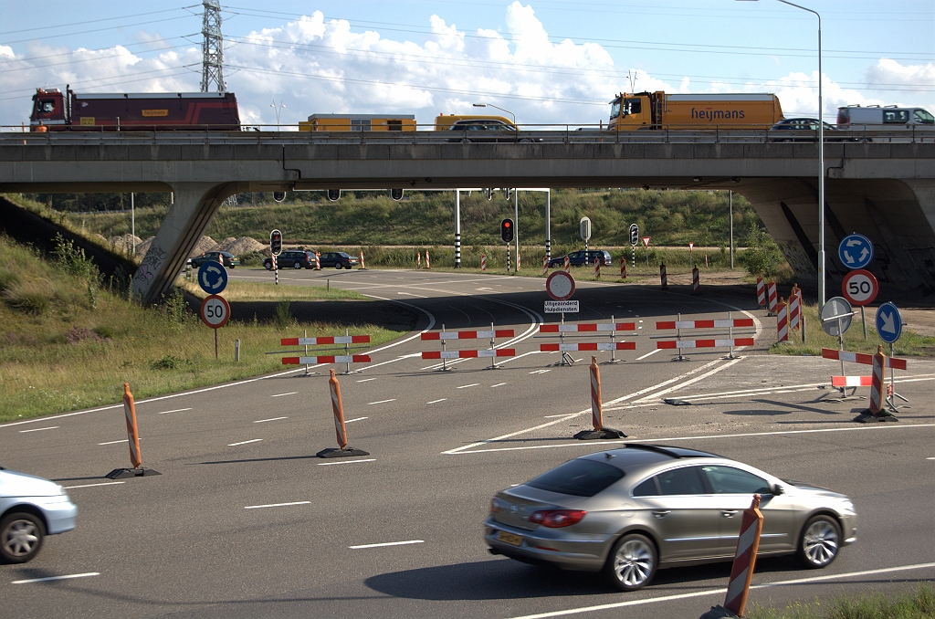 20090725-180247.bmp - Er zijn dan ook een aantal maatregelen getroffen om de doorstroming op de rotonde op gang te houden. Zo is het westelijk segment afgesloten, zodat onder meer de relatie Venlo-Maastricht is geblokkeerd...