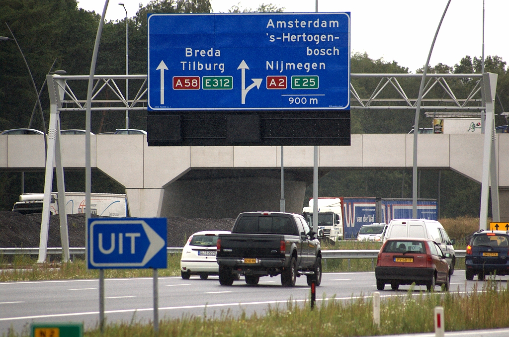 20090727-160840.bmp - Nog een nieuw bord in de aansluiting Airport, maar het hoort bij de bewegwijzering van het knooppunt Batadorp. Voor het eerst een 900 meter bord bij een knooppunt. De andere komen tot nog toe niet verder dan 700 meter. Had er niet een A50 schildje bijgemoeten? Die autosnelweg begint dadelijk immers tussen de knooppunten Batadorp en Ekkersweijer, en Nijmegen staat op dit bord al aangegeven.