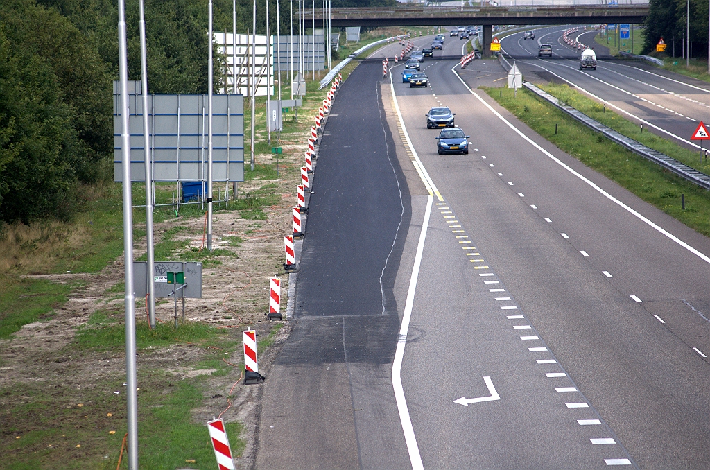 20090809-160658.bmp - Aan de noordzijde de verbreding voor een doorlopende weefstrook tussen de aansluiting Ekkersrijt en de verbindingsweg Nijmegen-Amsterdam (A50-A2) in het knooppunt. De aanzet tot een verbreding van de verbindingsweg zelf is weer verwijderd.  week 200928 