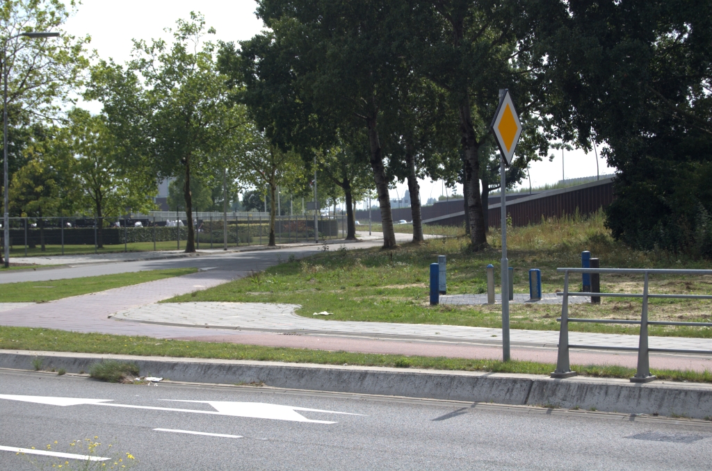 20090816-143939.bmp - Tenslotte de afrit vanuit de richting Maastricht. De Hoevenweg ligt daarvoor enigzins in de weg.