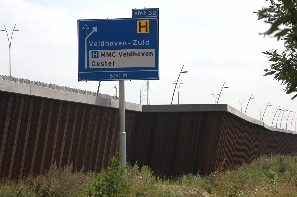 20090816-145201.bmp - Uitbouw aan de zuidwestzijde van de toekomstige aansluiting, waarachter zich een  beginsel  van de toerit naar de N2 in de richting Maastricht bevindt.