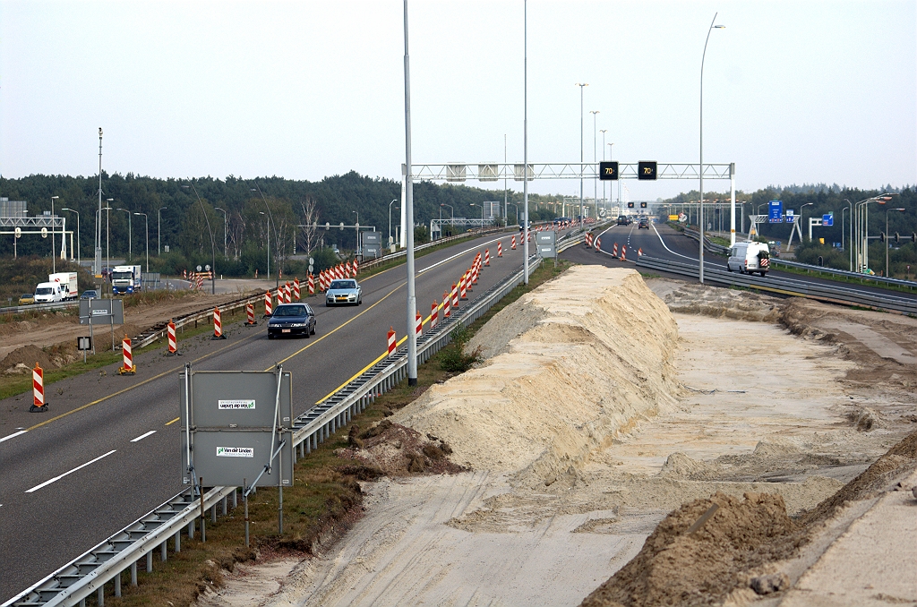20090919-154812.bmp - Op de viaducten in het knooppunt Leenderheide wordt het verkeer op de A67 vanuit de richting Venlo verdreven naar de rechterzijde van de rijbaan zodat rijstrook 1 verkeersvrij is. Misschien een voorbereiding op het groot onderhoud van deze viaducten, dat deel uitmaakt van het project ombouw Randweg Eindhoven.