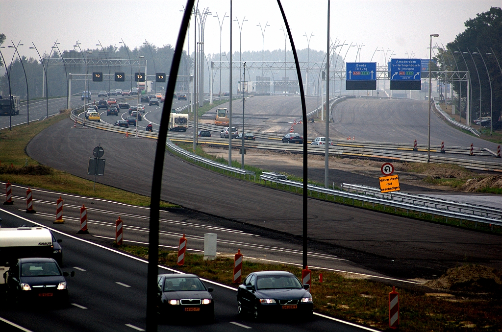 20090920-151045.bmp - Meer uitzicht-belemmerend autosnelwegmeubilair op de oostelijke parallelrijbaan (rechts) tussen de aansluiting Airport en het knooppunt Batadorp, een week voor openstelling.  week 200937 