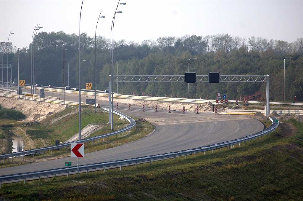 20090920-163534.bmp - ...maar aan de noordzijde van KW 4B gaat het terug naar twee alvorens de enkelstrooks verbindingsweg Nijmegen-Tilburg rechts invoegt.  week 200917 