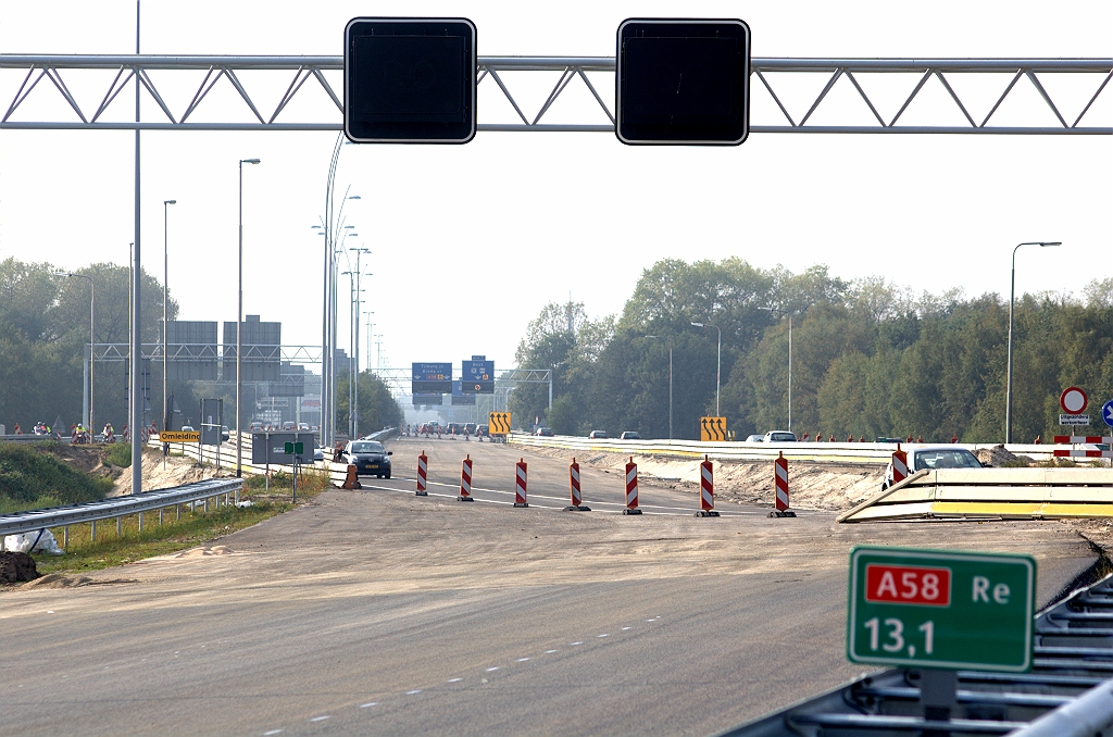 20090920-164046.bmp - Alles in gereedheid voor de omzetting op 28 september. Het nu nog kruisende A58 verkeer vanuit de richting Tilburg naar de richting Nijmegen heeft de laatste jaren al kunnen wennen aan een enkelstrooks ervaring door het knooppunt Batadorp...