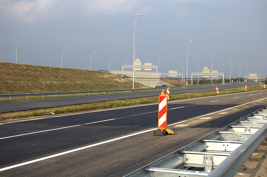 20090920-171304.bmp - Einde nieuw ZOAB. Begin van het oude wegvak in de A2 in kp. Ekkersweijer in de richting Amsterdam is ook diepzwart gemaakt door één of andere substantie.