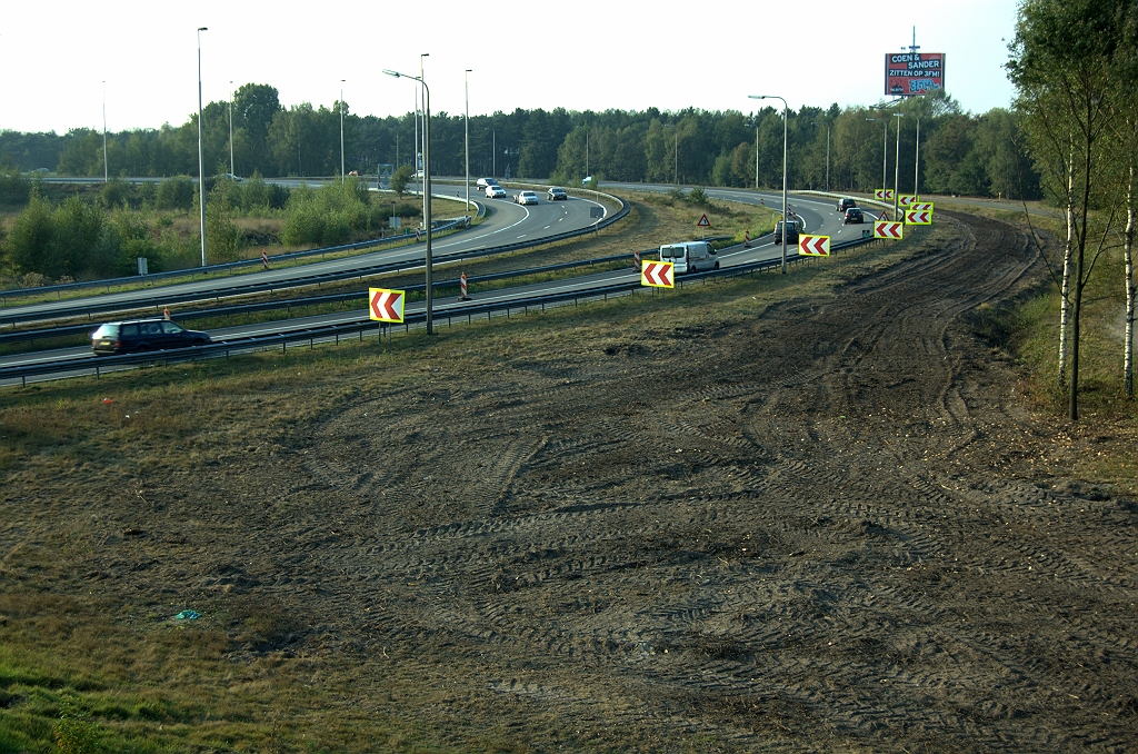 20090926-173407.bmp - Tevens is er bos gekapt. Het lijkt erop dat men het verkeer Nijmegen-Tilburg wil gaan faseren over de oude verbindingsweg Maastricht-Tilburg. Hiervoor moet dan een talud worden aangelegd vanaf de op niveau 1 gelegen A58 tussen spoorviaduct en kp. Batadorp, dalend naar de oude verbindingslus. Hierdoor wordt KW A verkeersvrij en kan het worden gesloopt. De nieuwe verbindingsweg Nijmegen-Tilburg kan dan op de plek van het oude viaduct worden aangelegd op een dijklichaam.