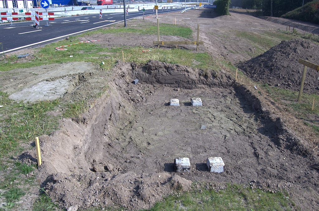 20090927-135844.bmp - Op veel plaatsen in het project Ekkersrijt verschijnen van deze uitgravingen met kleine paaltjes erin geheid.