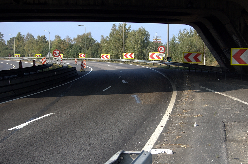 20090927-161034.bmp - Barrier al verwijderd onder KW A op de dag van uit verkeer nemen van de oude lus in de richting Tilburg. Toch lijkt die lus nog een tweede leven te krijgen...