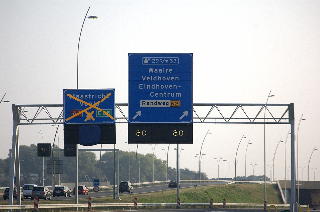20090927-165953.bmp - Op het tweede portaal in de verbindingsweg Tilburg-Maastricht in kp. Batadorp zijn de borden gesplitst en verschijnen afritnummers.  week 200833 
