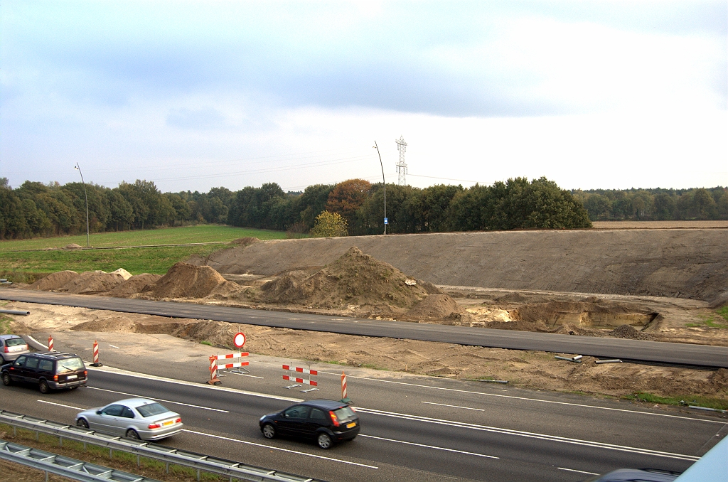 20091023-172433.bmp - Restanten van de keerlus Antwerpen-Amsterdam nog steeds zichtbaar. Op de doorgetrokken zuidelijke parallelrijbaan is de asfaltploeg weer eens langsgeweest...  week 200941 