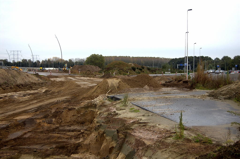 20091024-160833.bmp - En ook het gedeeltelijk in het bultje begraven asfalt van de verbindingsweg Tilburg-Woensel kan nu worden doorgetrokken.