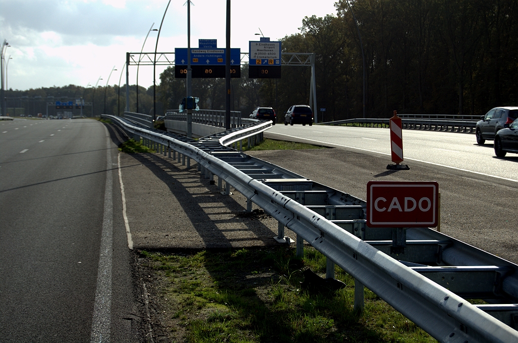 20091025-141903.bmp - Een van de 14 calamiteitendoorgangen in de nieuwe Randweg Eindhoven, hier tussen westelijke hoofd- en parallelrijbaan bij KW 8 (Oirschotsedijk). Op dit CADO bordje geen volgnummer of kilometergetal.
