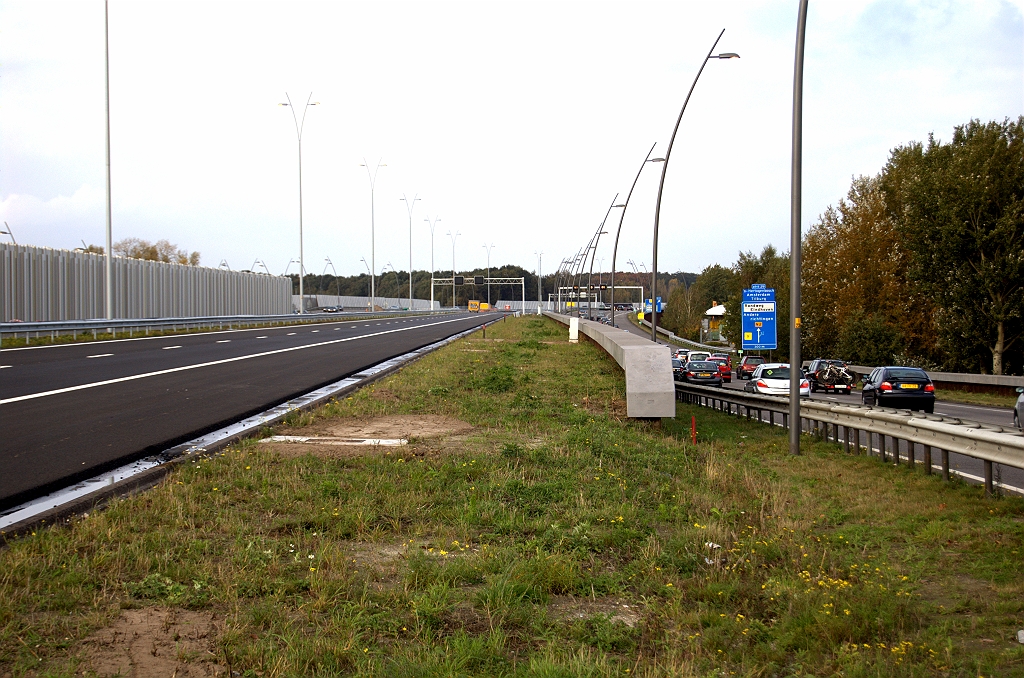 20091025-154007.bmp - Compacte kistdijkconstructie aan de oostzijde van de hoofdrijbanen, tussen KW 14 (Meerenakkerweg) en de aansluiting Veldhoven met ruimte voor derde rijstrook.