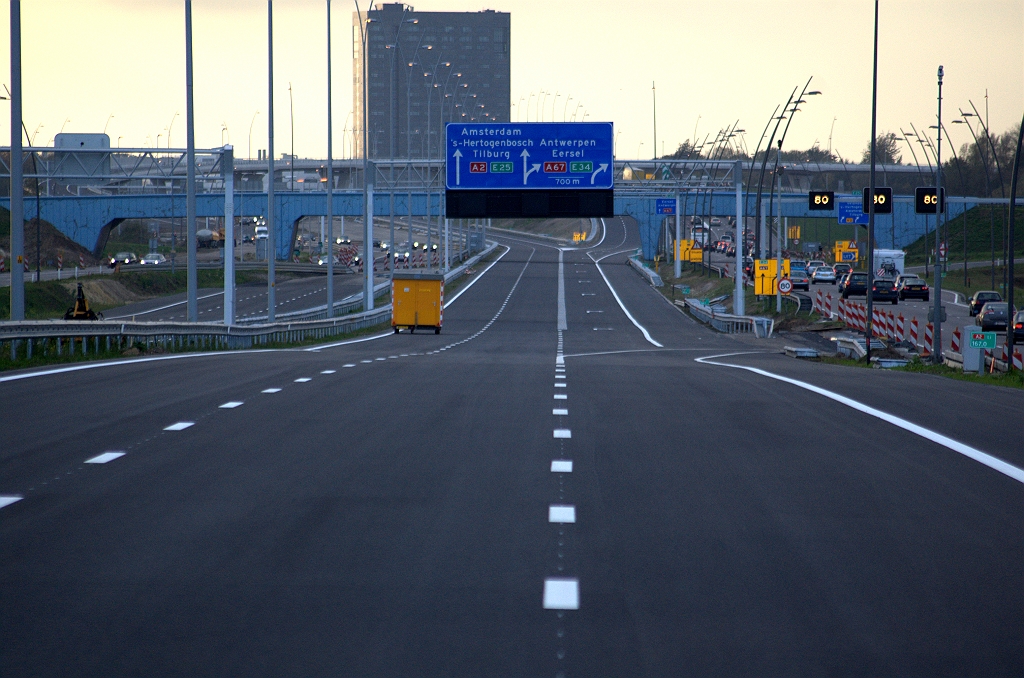 20091025-171307.bmp - Keuzemomenten voor de hoofdrijbaangebruiker. Rechtdoor naar kp. Batadorp, zonder af te kunnen slaan naar lokale bestemmingen, de A67 naar Antwerpen, of terug naar de parallelrijbaan. Er is wel een "vergissingsweggetje" ingebouwd: wie voor de richting Antwerpen abusievelijk de parallelrijbaan kiest, kan even verderop weer terug oversteken.