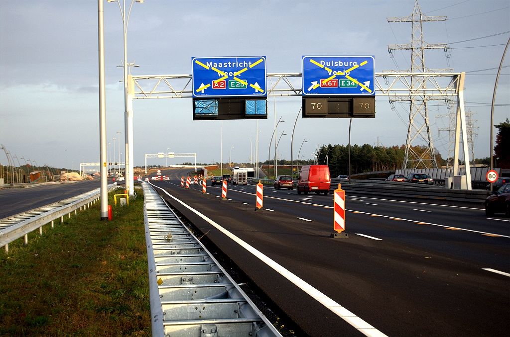 20091025-174137.bmp - Verkeer richting Venlo rijdt nu drie maanden over het definitieve trace onder KW 33, alvast wennende aan de A67 TOTSO.  week 200926 