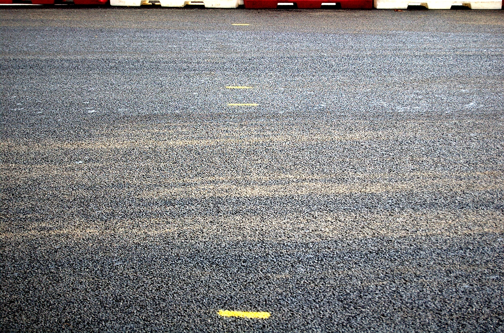 20091025-174555.bmp - Om de een of andere reden hadden we het idee dat de rotondebypass vanuit zuidelijke richting initieel met 1 rijstrook in gebruik zou worden genomen. Niets is minder waar: overal markering aangestipt (in de kleur geel) voor twee rijstroken.