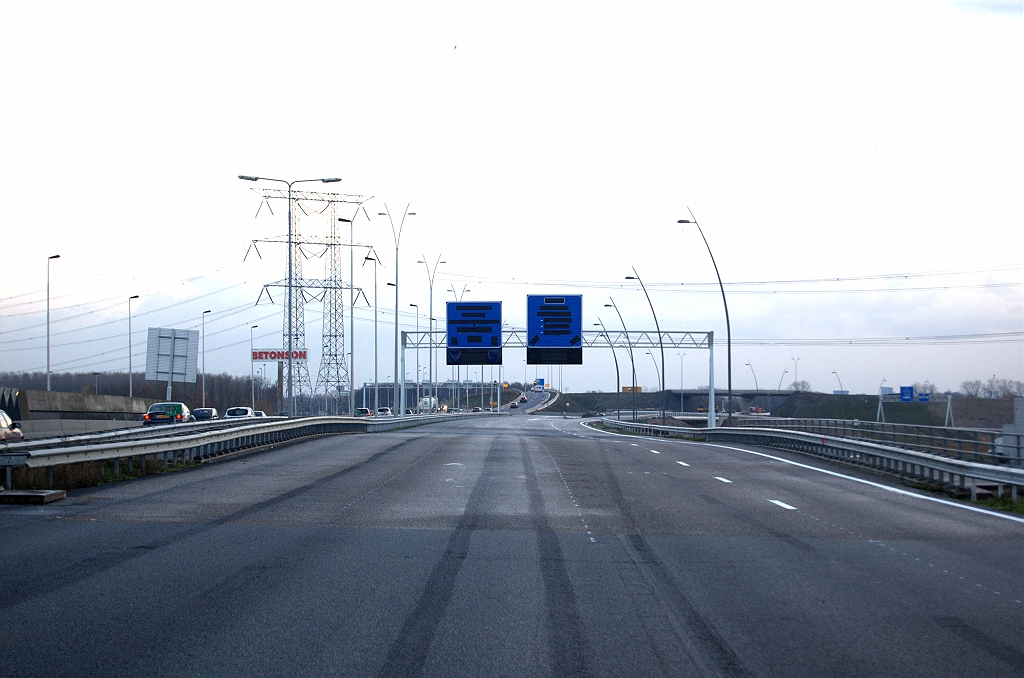 20091205-165900.bmp - Op de brug over het Wilhelminakanaal in de A50 is men begonnen met het aanbrengen van de definitieve markering op de rijbaan vanuit de richting Nijmegen. De vluchtstrook wordt dus plaatselijk opgegeven ten gunste van dubbele uitvoegstroken naar de parallelrijbaan.