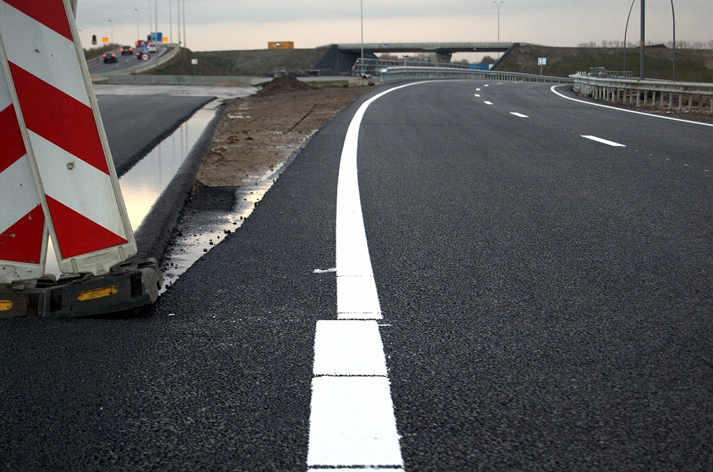 20091205-170832.bmp - Vluchtstrook komt niet meer terug in de verbindingsweg Nijmegen-Woensel. Om de overgang naar autowegprofiel nog eens extra te verduidelijken zijn ook de markeringen versmald.