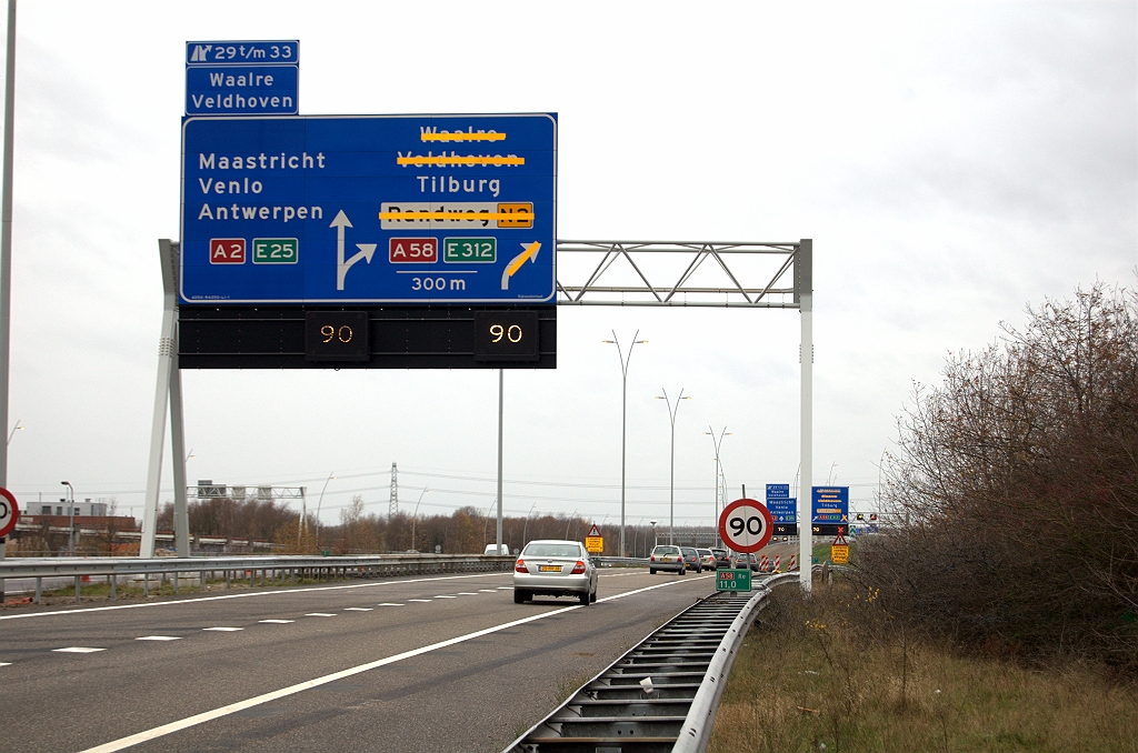 20091206-134215.bmp - Tot zover het nieuwe A2 hoofdrijbaanwegvakje. Terug naar kp. Ekkersweijer om te bekijken hoe het de A50/A58 weggebruiker vanuit de richting Nijmegen vergaat op weg naar Breda. In dit geval is het vooraankondigingsbord wel verbouwd.  week 200911 