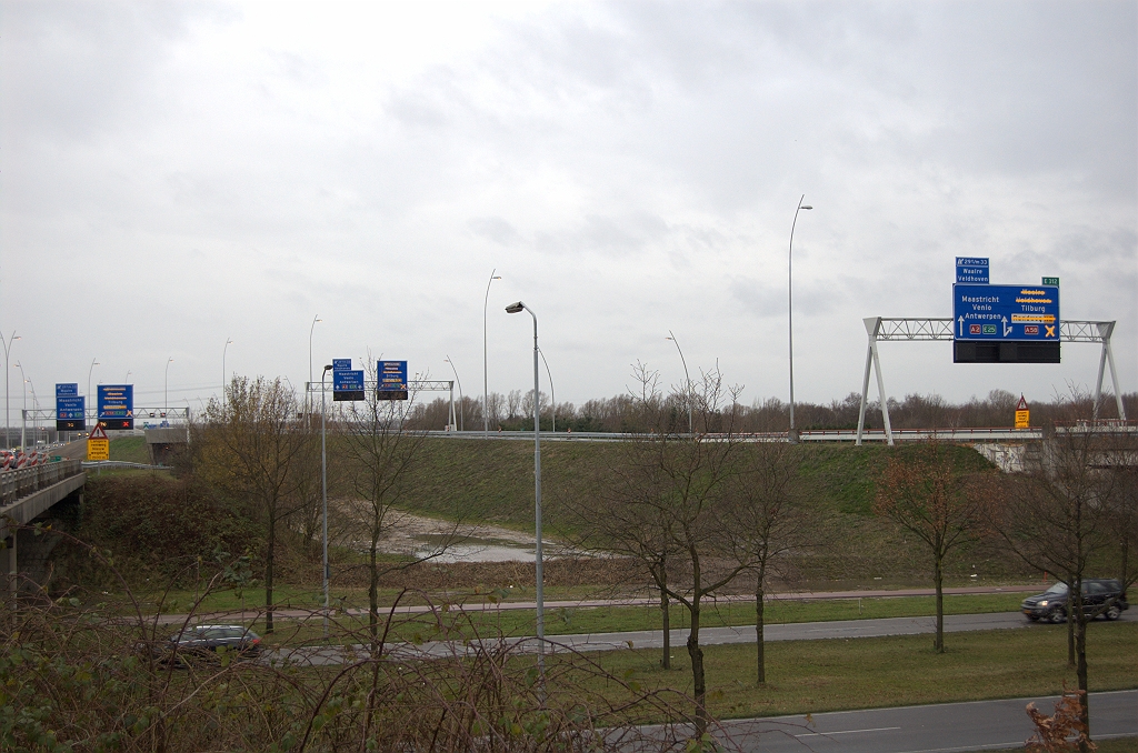 20091206-134457.bmp - Op 2 december 2009 (4 dagen voor fotodatum) werd de nieuwe A2 hoofdrijbaan in zuidelijke richting tussen de knooppunten Ekkersweijer en Batadorp opengesteld. In kp. Ekkersweijer treffen we dan ook een aantal verbouwde portaalborden aan.