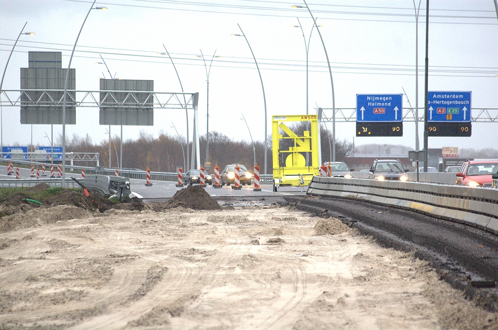 20091206-151731.bmp - Andere (west-)zijde van KW 3. In de drie werkdagen na verplaatsing van het A2 verkeer naar de nieuwe rijbaan is geen tijd verspild zodat twee van de vier rijstroken van de oude rijbaan reeds geheel verwijderd zijn.