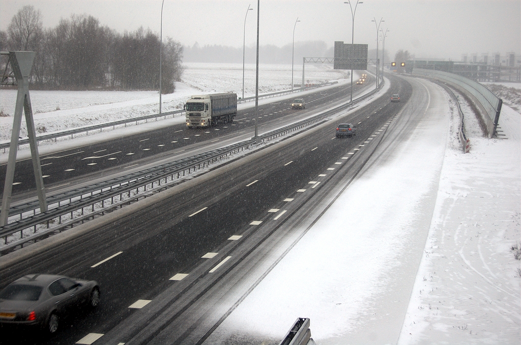 20100109-162840.bmp - Op de A67 ten westen van het knooppunt de Hogt lijkt de sneeuw enigzins vat te krijgen op de invoeger in de verbindingsweg Amsterdam-Antwerpen. Daarbij staat er ook een aardig noordoostelijk briesje, met mogelijke zichtproblemen als gevolg. Tot taferelen als in de noordelijke provincies, waarvoor een weeralarm/waarschuwing werd afgegeven, kwam het echter niet. Geen sneeuwduinen of sneeuwjacht.  week 200940 