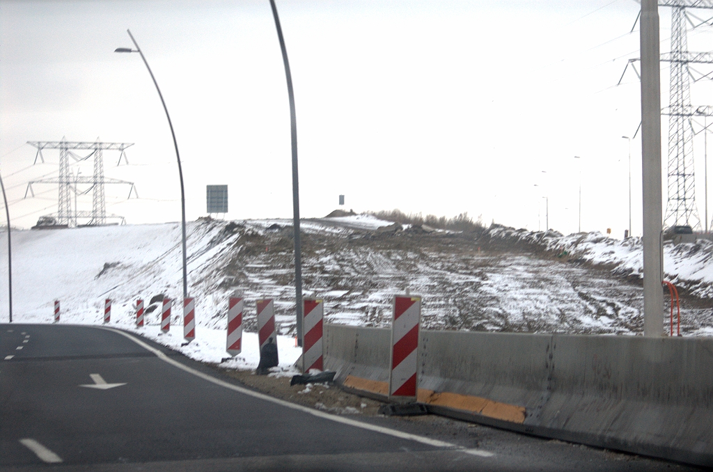 20100110-160117.bmp - Moeilijk te zien, maar op de zuidzijde van de col lijkt wel wat asfalt te zijn blijven liggen, mogelijk te hergebruiken voor de definitieve verbindingsweg Helmond-Breda.  week 200913 