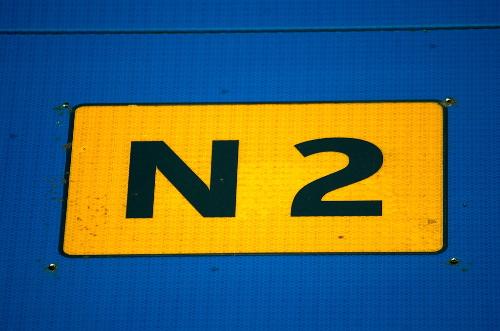 20100130-163854.bmp - De A2 schildjes werden met popnagels over de N2 wegnummers aangebracht. Daar zijn nog wat restanten van blijven zitten.