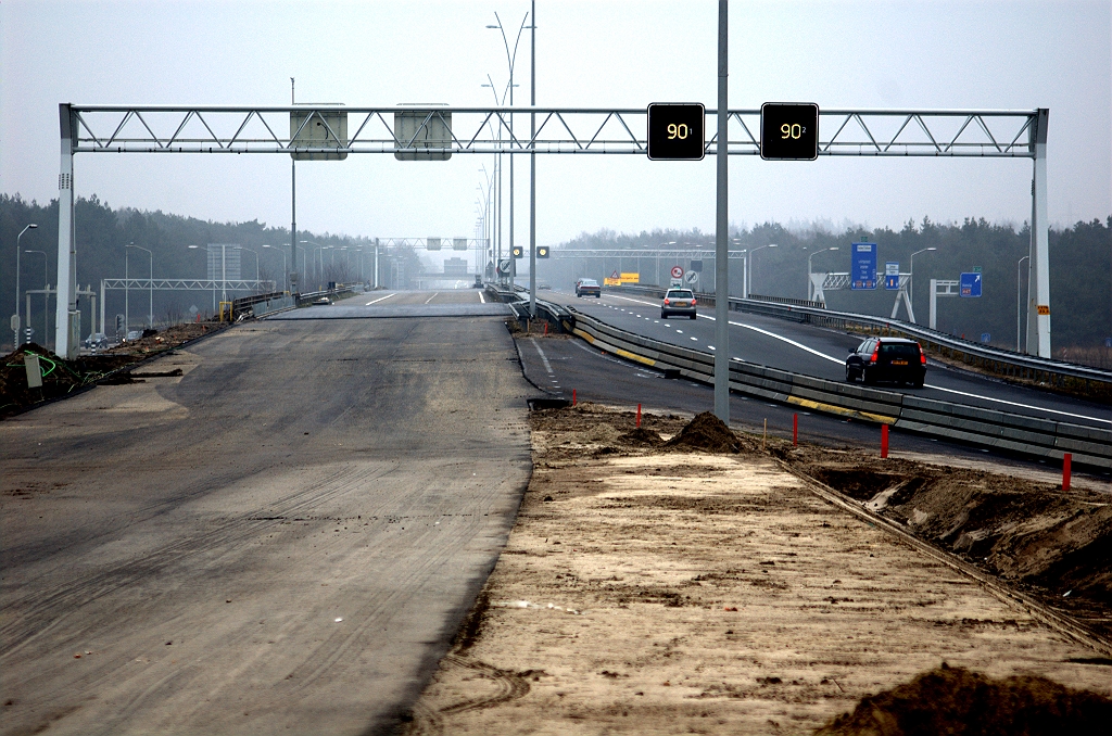 20100207-143423.bmp - Zicht richting Venlo. Er lijkt een nieuwe laag asfalt te liggen op het te renoveren bestaande viaduct links. Signaalgevers op het portaal alvast in eindpositie gehangen.  week 201004 