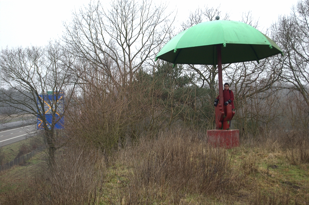 20100207-153347.bmp - De vorige foto werd trouwens genomen vanaf een geluidswal ter bescherming van de Geldropse woonwijk Genoenhuis. Op het westelijk uiteinde van die wal staat het kunstwerk "de Paraplu" van Jos Augustin. Links is de eerste bewegwijzering voor het knooppunt Leenderheide zichtbaar.