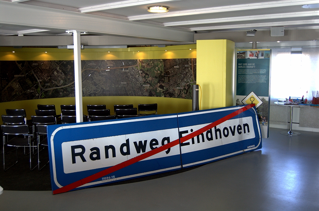 20100309-155836.bmp - Het is nu tentoongesteld in het informatiecentrum van de ombouw in Veldhoven. Vol symboliek: het infocentrum sluit per 1 april, het project nadert zijn voltooing (officiele oplevering op 14 juli 2010) en de naam Randweg Eindhoven komt te vervallen.