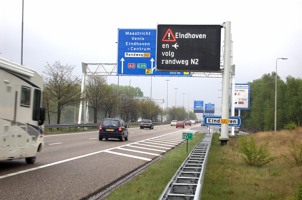20100502-143909.bmp - De tekst op berm-GRIP nummer drie, langs de A58 vanuit de richting Breda, lijkt wat overbodig. Eindhoven staat immers al op de portaalborden, tot drie keer aan toe. Ook het vliegveld staat aangegeven op het rechts nog net zichtbare servicebord.  week 200939 