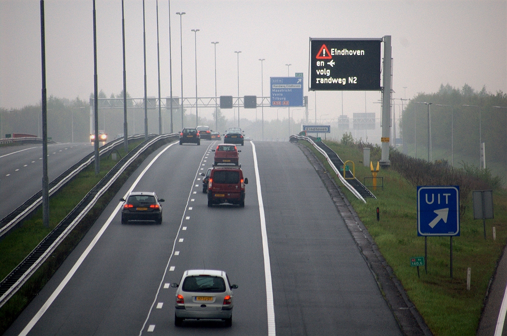 20100502-150611.bmp - Tweede GRIP in een reeks van zes, die alle nieuw geplaatst zijn de afgelopen jaren langs de invals-autosnelwegen naar de Randweg Eindhoven. Dit exemplaar langs de A2 in de aansluiting Best heeft de N2 verwijzing de hele dag in de aanbieding...  week 200911 